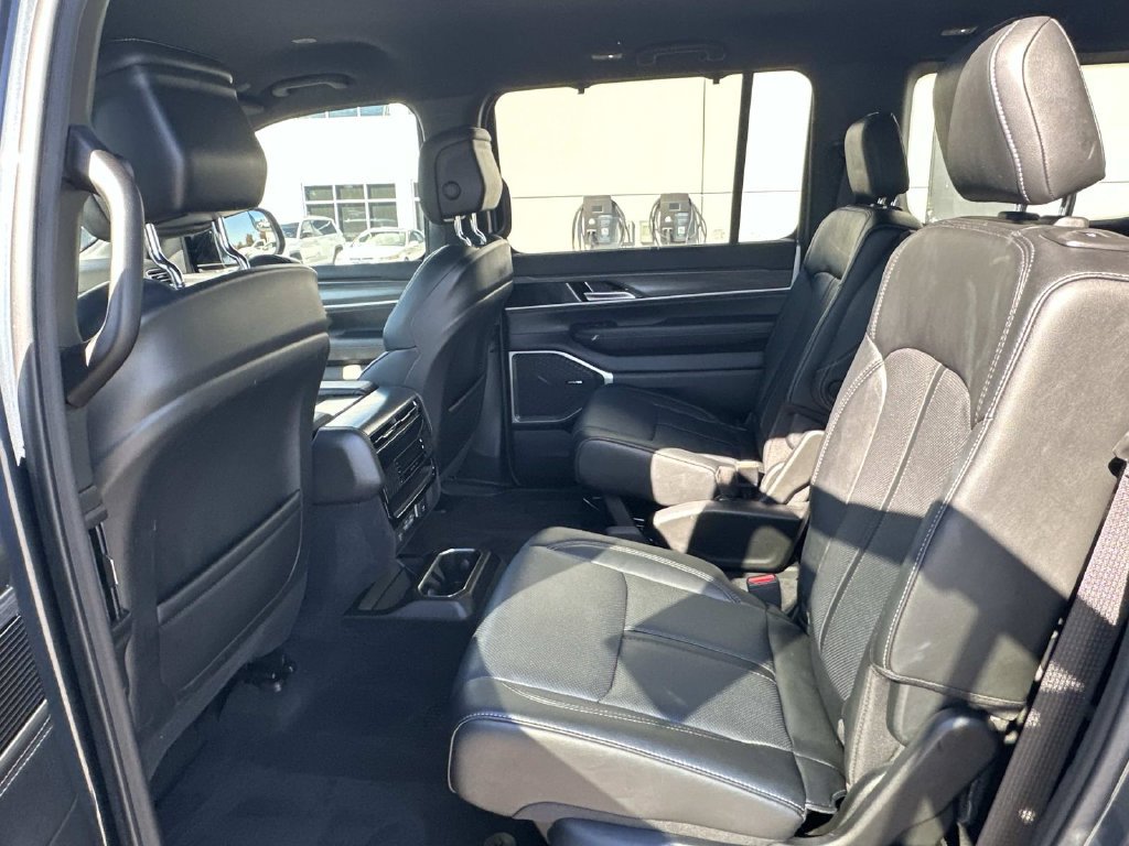 Used 2023 Jeep Wagoneer Series III w/ Convenience Group I AWD/4WD image 15