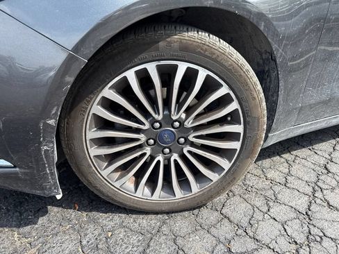 Used 2017 Ford Fusion SE w/ Fusion SE Technology Package FWD image 2