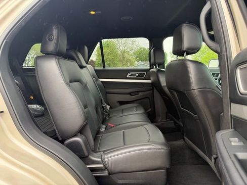 Used 2017 Ford Explorer XLT w/ Equipment Group 202A AWD/4WD image 12