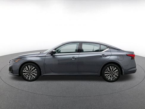 Used 2025 Nissan Altima 2.5 SV FWD image 4