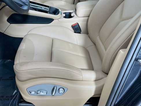 Used 2025 Porsche Macan image 21