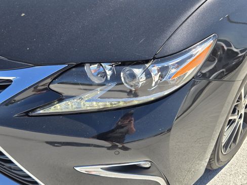 Used 2017 Lexus ES 350 w/ Premium Package FWD image 9