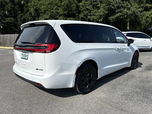 Used 2024 Chrysler Pacifica Limited FWD image 5