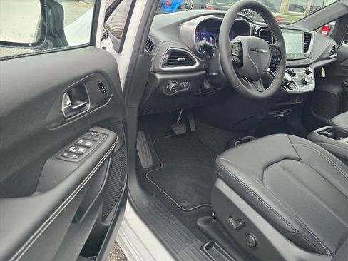 New 2026 Chrysler Pacifica Select w/ S Appearance Package image 4