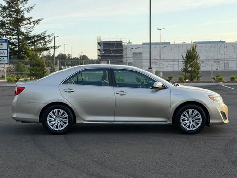 Used 2013 Toyota Camry LE FWD image 4