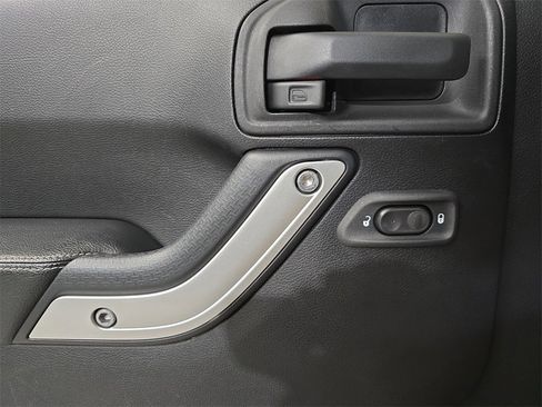 Used 2015 Jeep Wrangler Unlimited Rubicon image 28