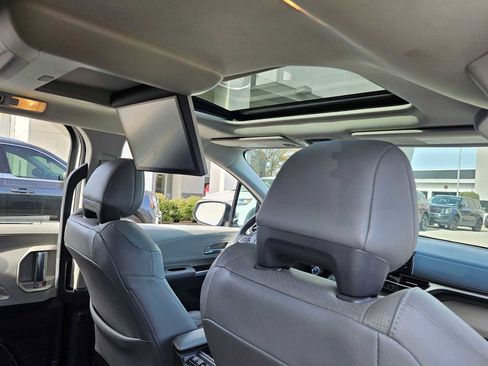 Used 2021 Toyota Sienna Limited image 23