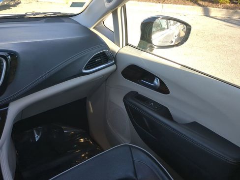 Used 2024 Chrysler Pacifica Limited image 17