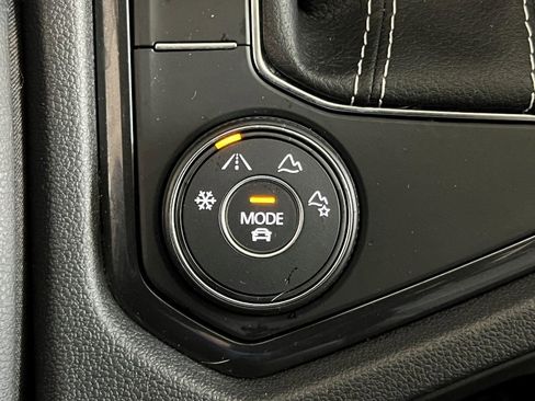 Used 2023 Volkswagen Tiguan SE R-Line image 33