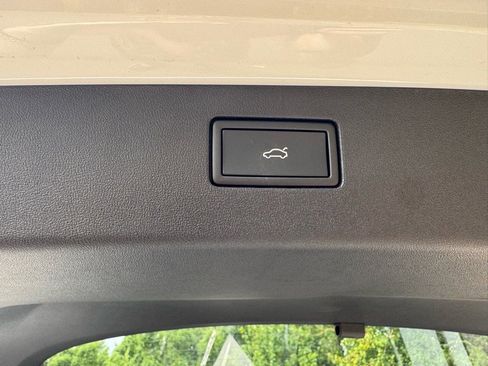 New 2025 Volkswagen Tiguan SE image 17