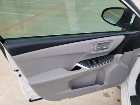 Used 2017 Toyota Camry SE image 19