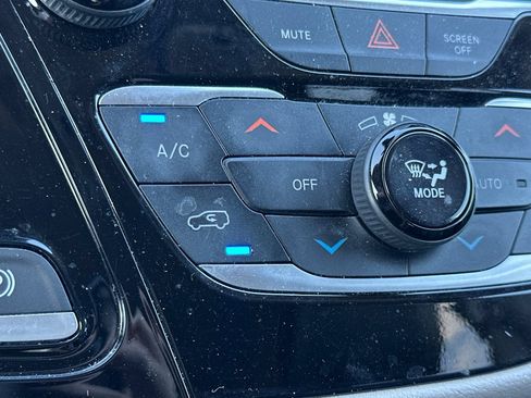 Used 2023 Chrysler Pacifica Touring-L FWD image 28
