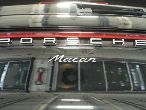 Certified 2025 Porsche Macan AWD/4WD image 37
