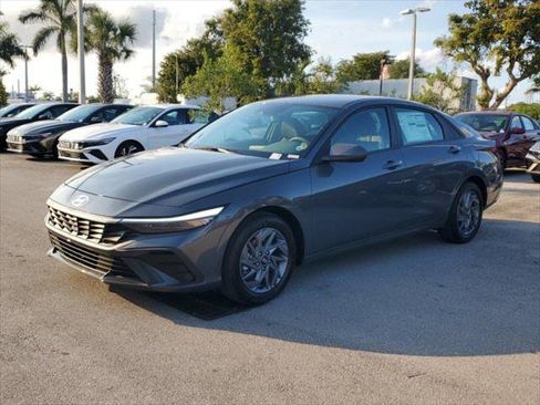 New 2024 Hyundai Elantra Blue image 3