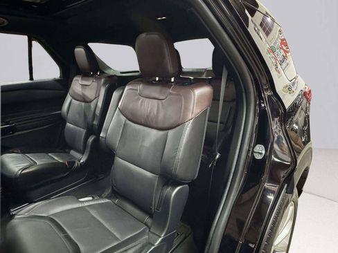 Used 2024 Ford Explorer Platinum w/ Technology Package AWD/4WD image 33