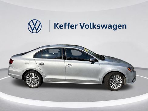 Used 2015 Volkswagen Jetta SE FWD image 2