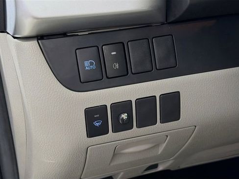 Used 2019 Toyota Highlander LE FWD image 12