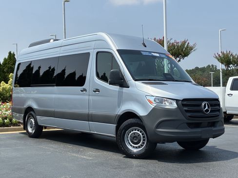 Used 2025 Mercedes-Benz Sprinter 2500 image 8