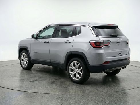 Used 2025 Jeep Compass Latitude AWD/4WD image 6