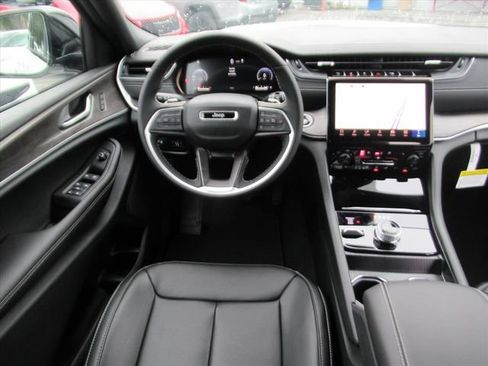 New 2025 Jeep Grand Cherokee Limited w/ Luxury Tech Group II image 13