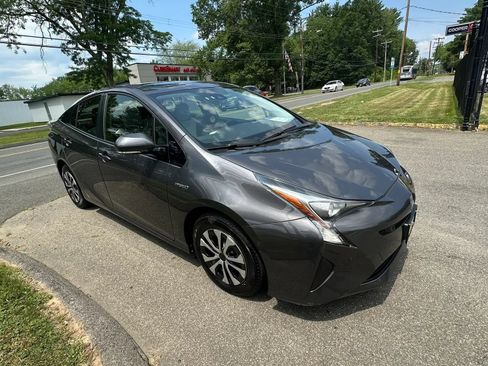 Used 2017 Toyota Prius Two w/ Prius Two Safety Plus Package FWD image 3