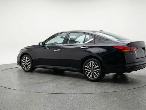 Used 2025 Nissan Altima 2.5 SV FWD image 6