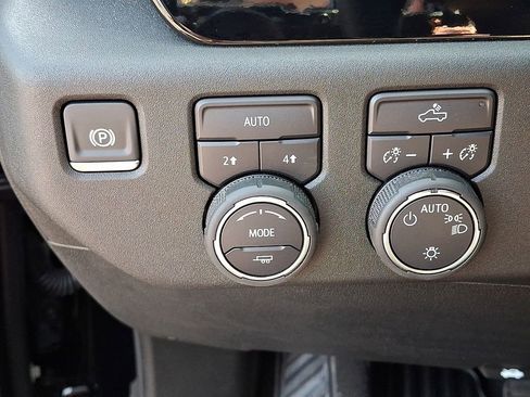 Used 2025 Chevrolet Silverado 1500 LT image 23