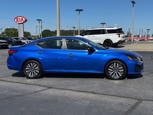 Used 2025 Nissan Altima 2.5 SV FWD image 2