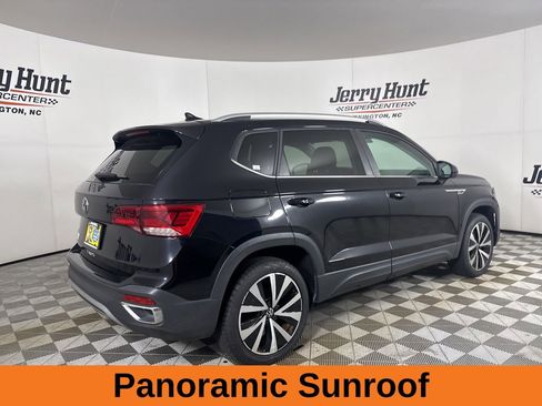 Used 2023 Volkswagen Taos SE w/ Panoramic Sunroof Package FWD image 5