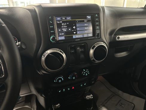 Used 2017 Jeep Wrangler Sahara w/ Connectivity Group AWD/4WD image 11