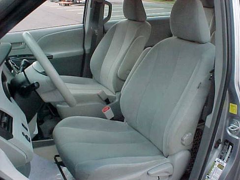 Used 2011 Toyota Sienna w/ Towing Pkg FWD image 18
