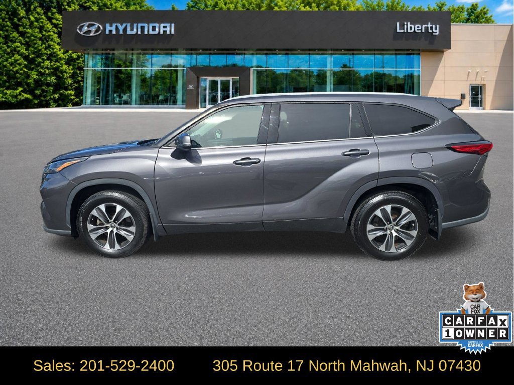 Used 2022 Toyota Highlander XLE AWD/4WD image 2