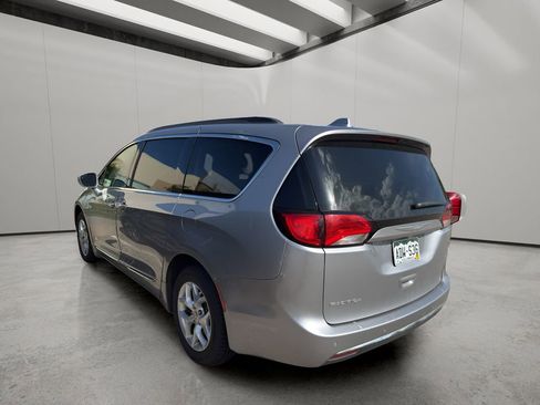 Used 2017 Chrysler Pacifica Touring-L w/ Tire & Wheel Group FWD image 2