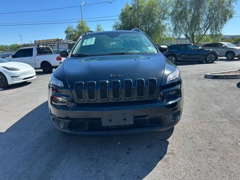 Used 2017 Jeep Cherokee Sport FWD image 2