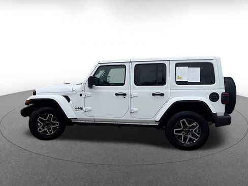Used 2025 Jeep Wrangler Unlimited Sahara AWD/4WD image 8