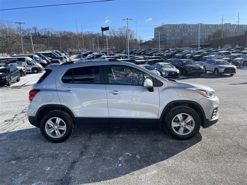 Used 2022 Chevrolet Trax LT w/ LT Convenience Package image 7