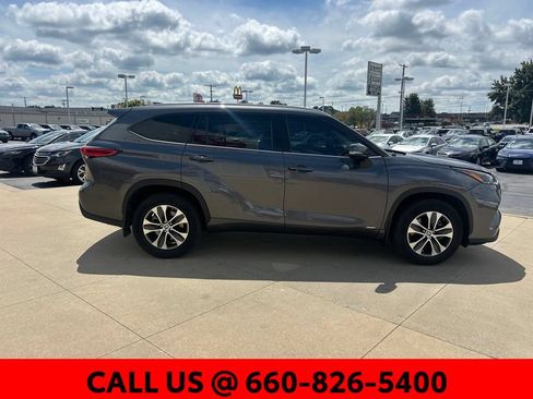 Used 2022 Toyota Highlander XLE AWD/4WD image 4