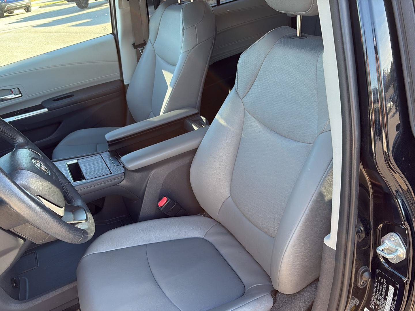 Used 2023 Toyota Sienna XLE FWD image 20