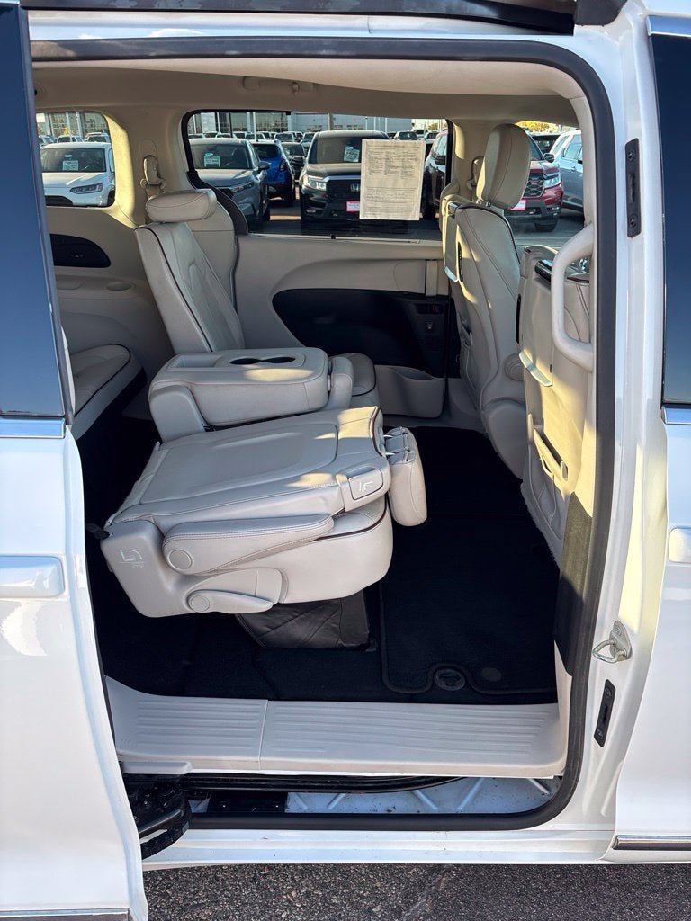Used 2018 Chrysler Pacifica Limited FWD image 32