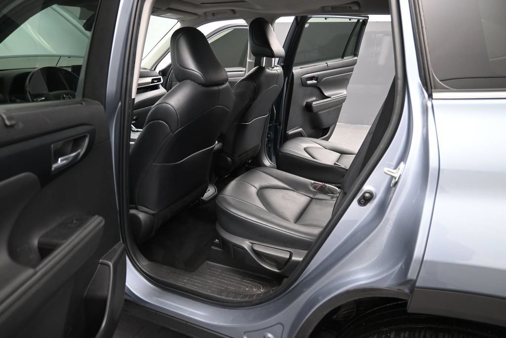 Used 2022 Toyota Highlander XLE FWD image 11
