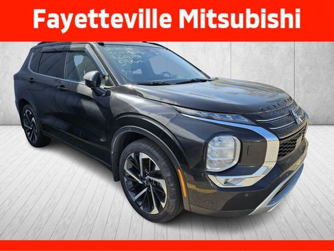 Used 2024 Mitsubishi Outlander SE image 1