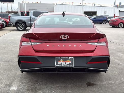 Used 2025 Hyundai Elantra SE FWD image 6