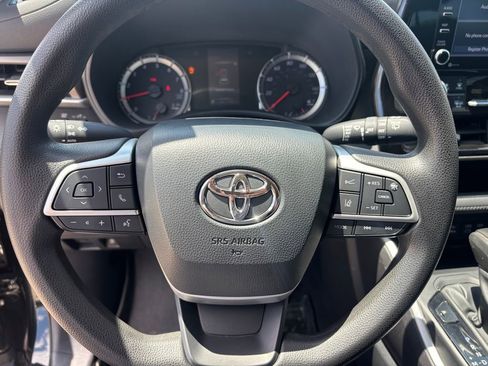 Used 2022 Toyota Highlander L FWD image 11