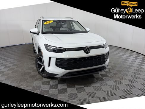 Used 2025 Volkswagen Tiguan SE image 1