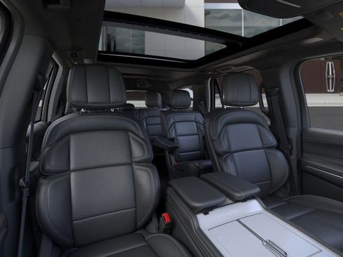 New 2026 Lincoln Navigator Reserve w/ Jet Appearance Package AWD/4WD image 10