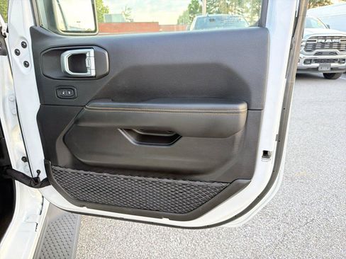 Used 2025 Jeep Wrangler Unlimited Sahara AWD/4WD image 13