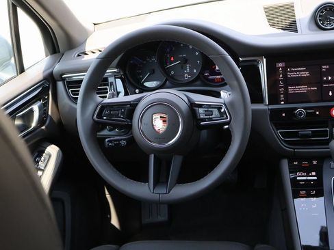 Certified 2025 Porsche Macan AWD/4WD image 20