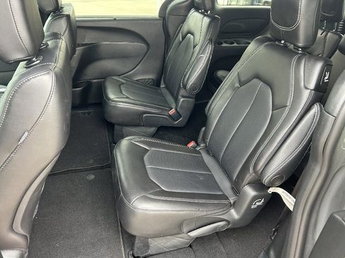 Used 2025 Chrysler Pacifica Select FWD image 16