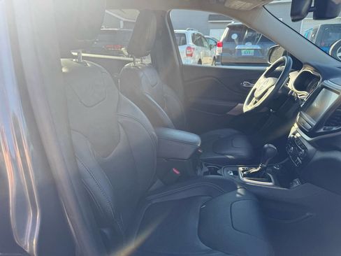 Used 2017 Jeep Cherokee Limited w/ Luxury Group AWD/4WD image 16