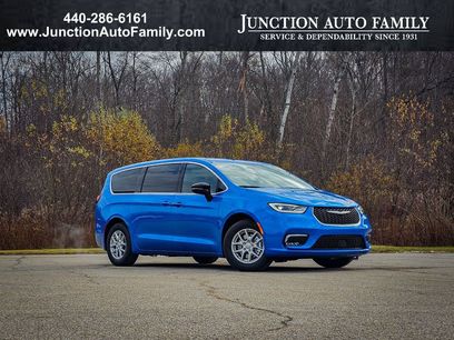 New 2026 Chrysler Pacifica Select